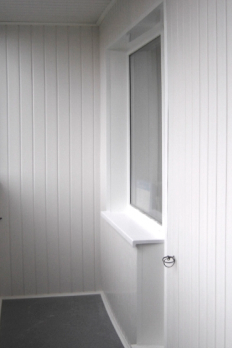 Отделка стены с балконным блоком Пластиковой вагонкой (с) (копия)